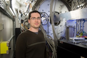 In a Fluid Interface Reactions, Structures and Transport Center project to probe a battery’s atomic activity during its first charging cycle, Robert Sacci and colleagues used the Spallation Neutron Source’s vibrational spectrometer to gain chemical information. Image credit: Oak Ridge National Laboratory, U.S. Dept. of Energy; photographer Genevieve Martin. 
